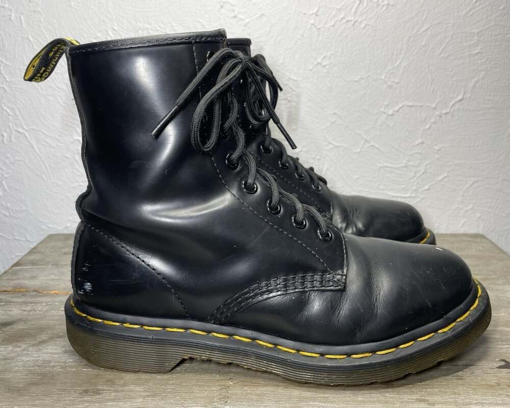 Dr Doc Martens 1460 Womens 7 Black Smooth Leather 8 Eye Combat Boots Punk Goth - Picture 4 of 16